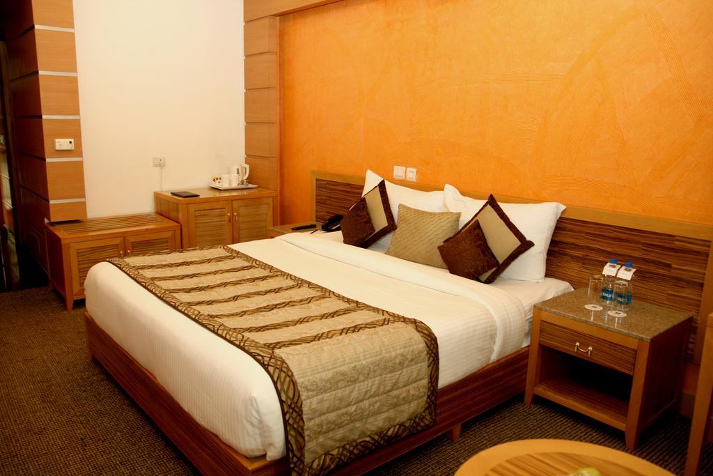 Hotel Saffron Kiran Noida Exterior foto